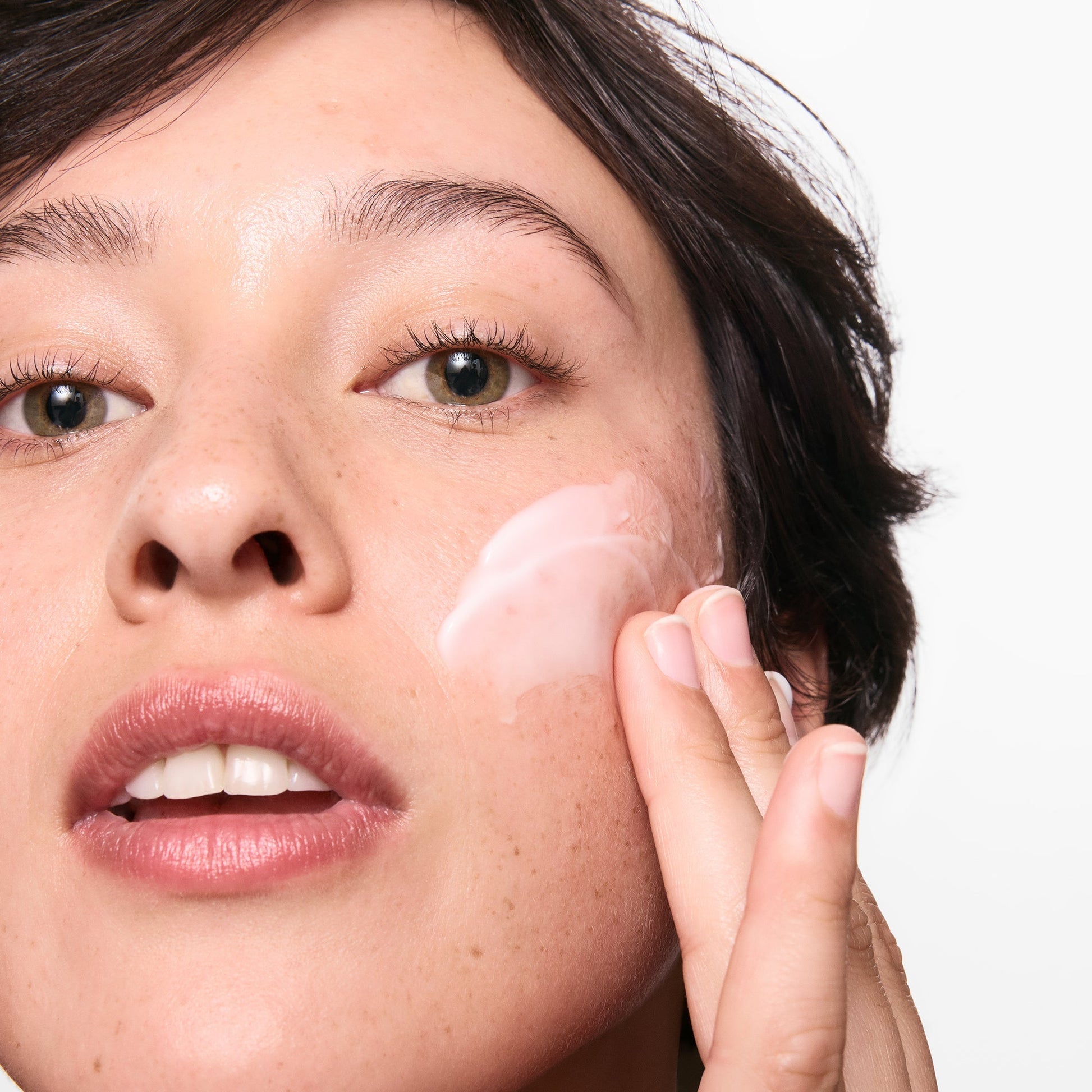hydrating-cleanser-and-oil-free-moisturizer-duo-w3 01_LYDIA_12_APPLICATION_OMEGA_SUPERSIZE_036_1_8483aad9-c9a3-46f0-b735-539c739306ac.jpg